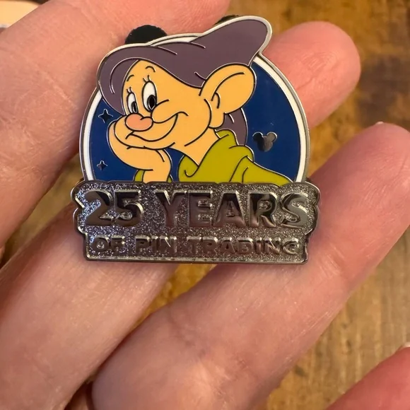 One “LOT” of excellent condition Disney Pins. 25 pins in total. - Picture 3 of 16